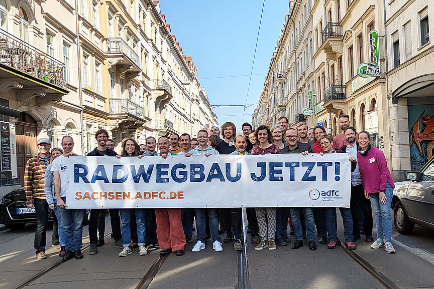 ADFC-Aktive mit Banner RADWEGBAU JETZT ADFC-Aktive mit Banner RADWEGBAU JETZT