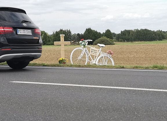 Ghost Bike an der Staatsstraße