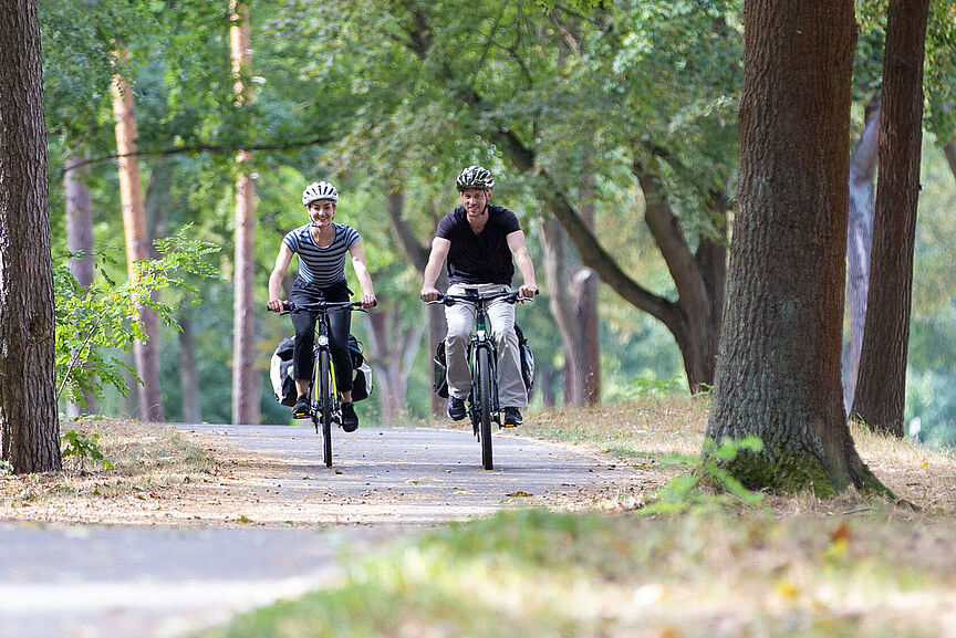 Headerbild Einstiegsmitgliedschaft Zwei Radfahrende auf ländlichem Radweg